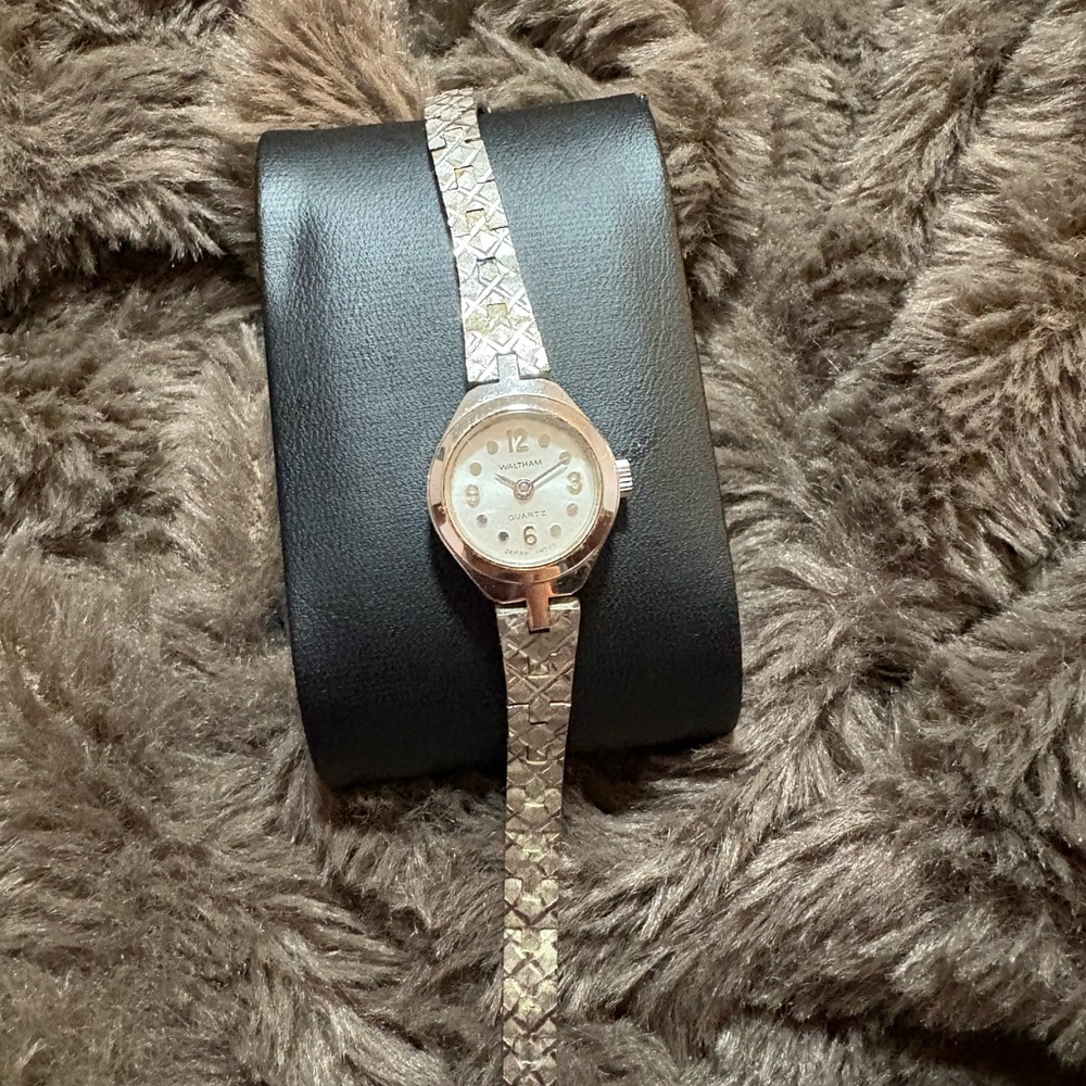 Chic Women's Gold Watch